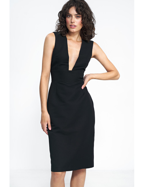 Robe noire avec un décolleté profond