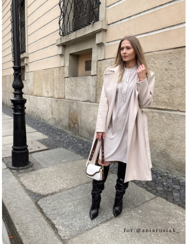 Robe beige à col montant 