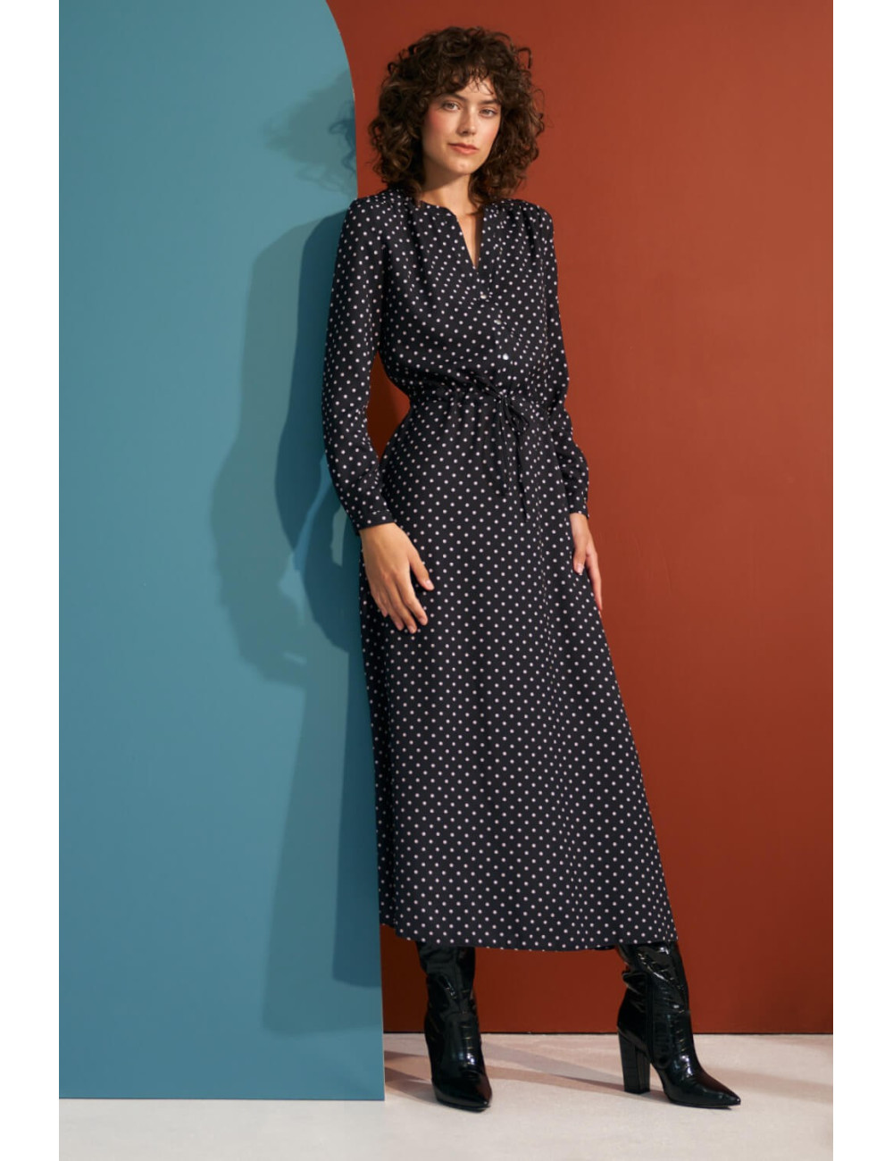 Robe longue noire à pois 