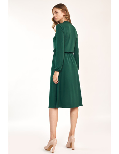 Robe verte avec un noeud 