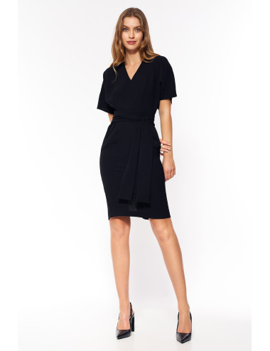 Robe noire élégante avec un lien à la taille 