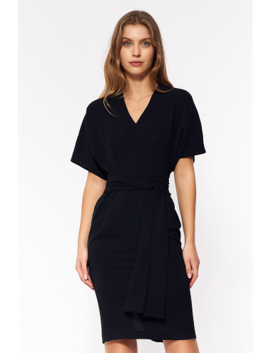 Robe noire élégante avec un lien à la taille 