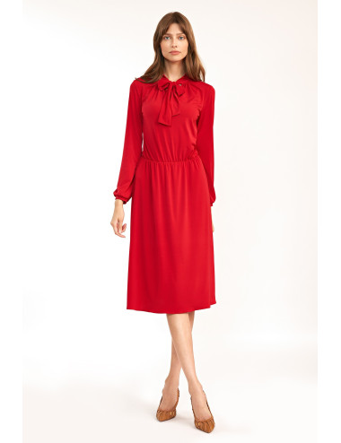 Robe rouge avec un noeud 