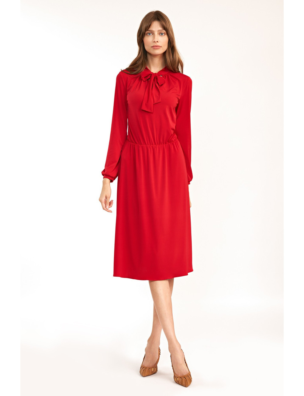 Robe rouge avec un noeud 