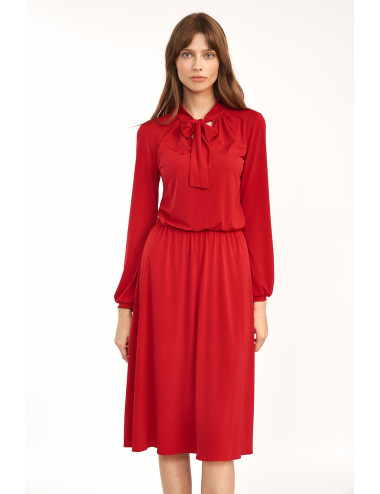 Robe rouge avec un noeud 