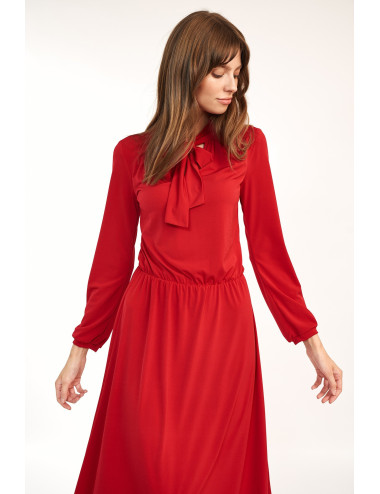 Robe rouge avec un noeud 