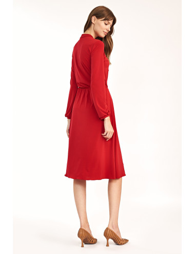 Robe rouge avec un noeud 