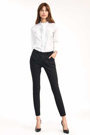 Chemise blanche avec une cravate au cou - nife  