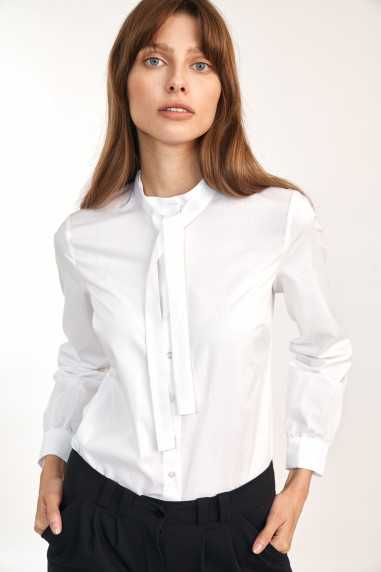 Chemise blanche avec une cravate au cou - nife  