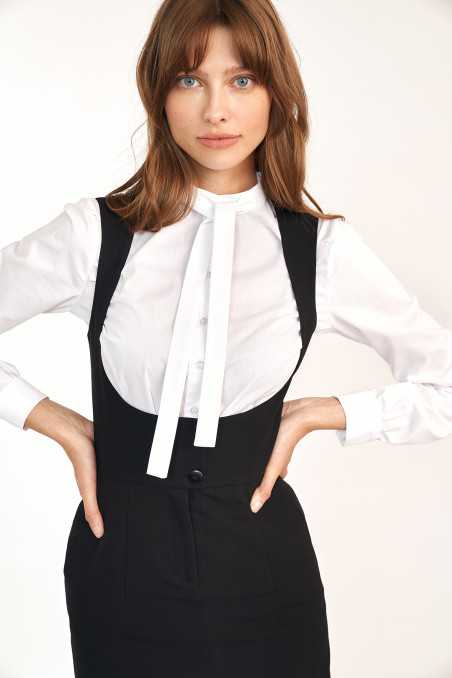 Chemise blanche avec une cravate au cou - nife  
