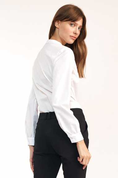 Chemise blanche avec une cravate au cou - nife  