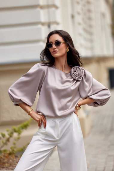 Giana - chemisier en satin avec rose et manches 3/4