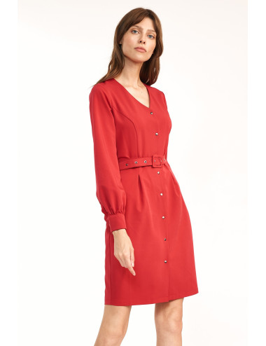 Robe rouge avec une ceinture à la taille 