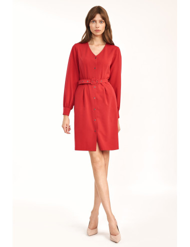 Robe rouge avec une ceinture à la taille 