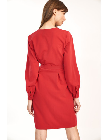 Robe rouge avec une ceinture à la taille 