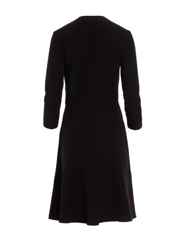 Robe noire fermée par boutons pression 