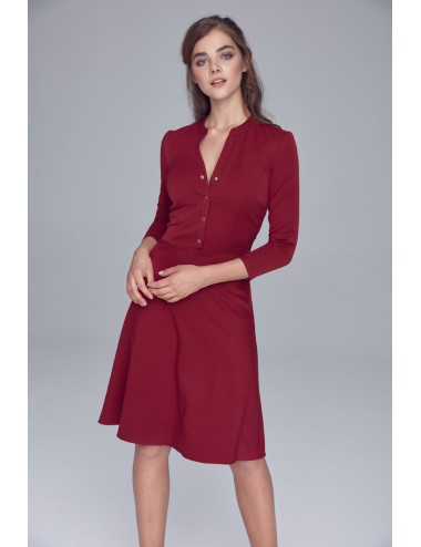 Robe bordeaux fermée par boutons pression 