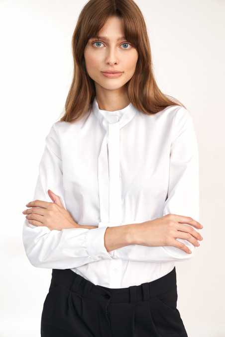 Chemise blanche avec une cravate au cou - nife  