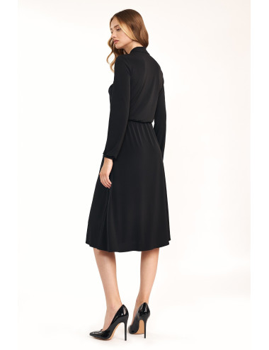 Robe noire avec un noeud 