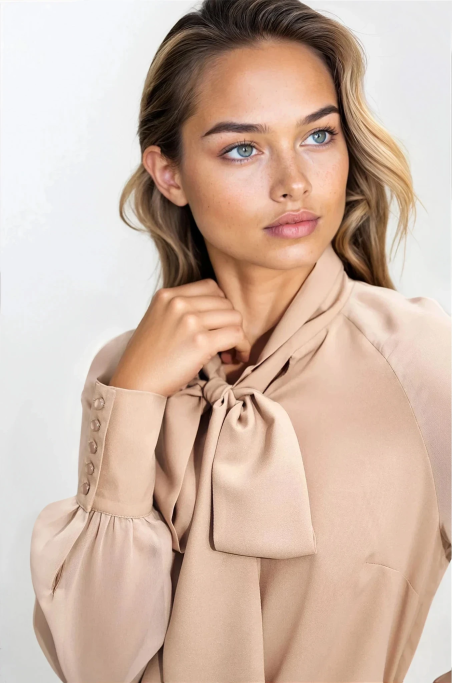 Chemisier beige délicat avec une ceinture - nife  