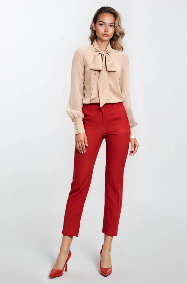 Chemisier beige délicat avec une ceinture - nife  