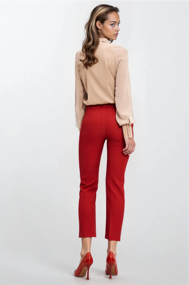 Chemisier beige délicat avec une ceinture - nife  