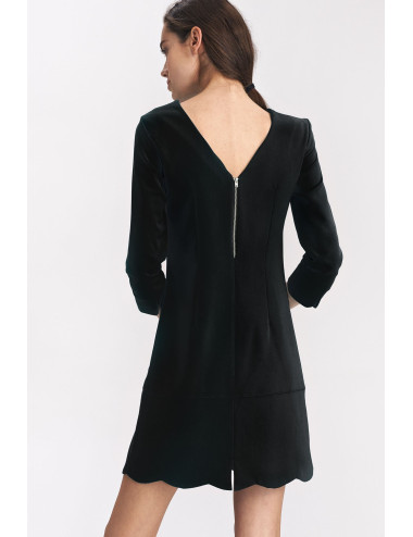 Robe noire avec une ouverture dans le dos 