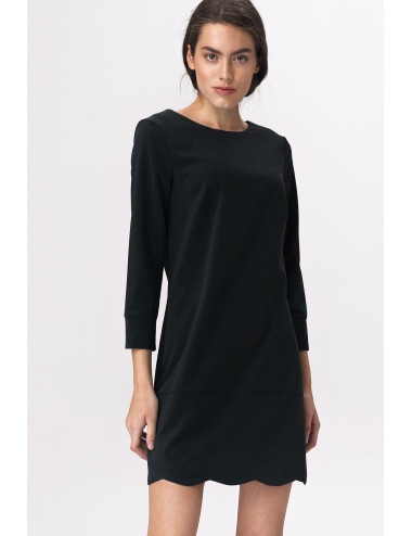 Robe noire avec une ouverture dans le dos 