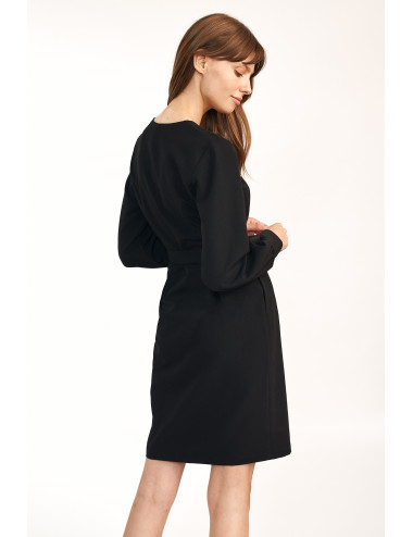 Robe noire avec une ceinture à la taille 