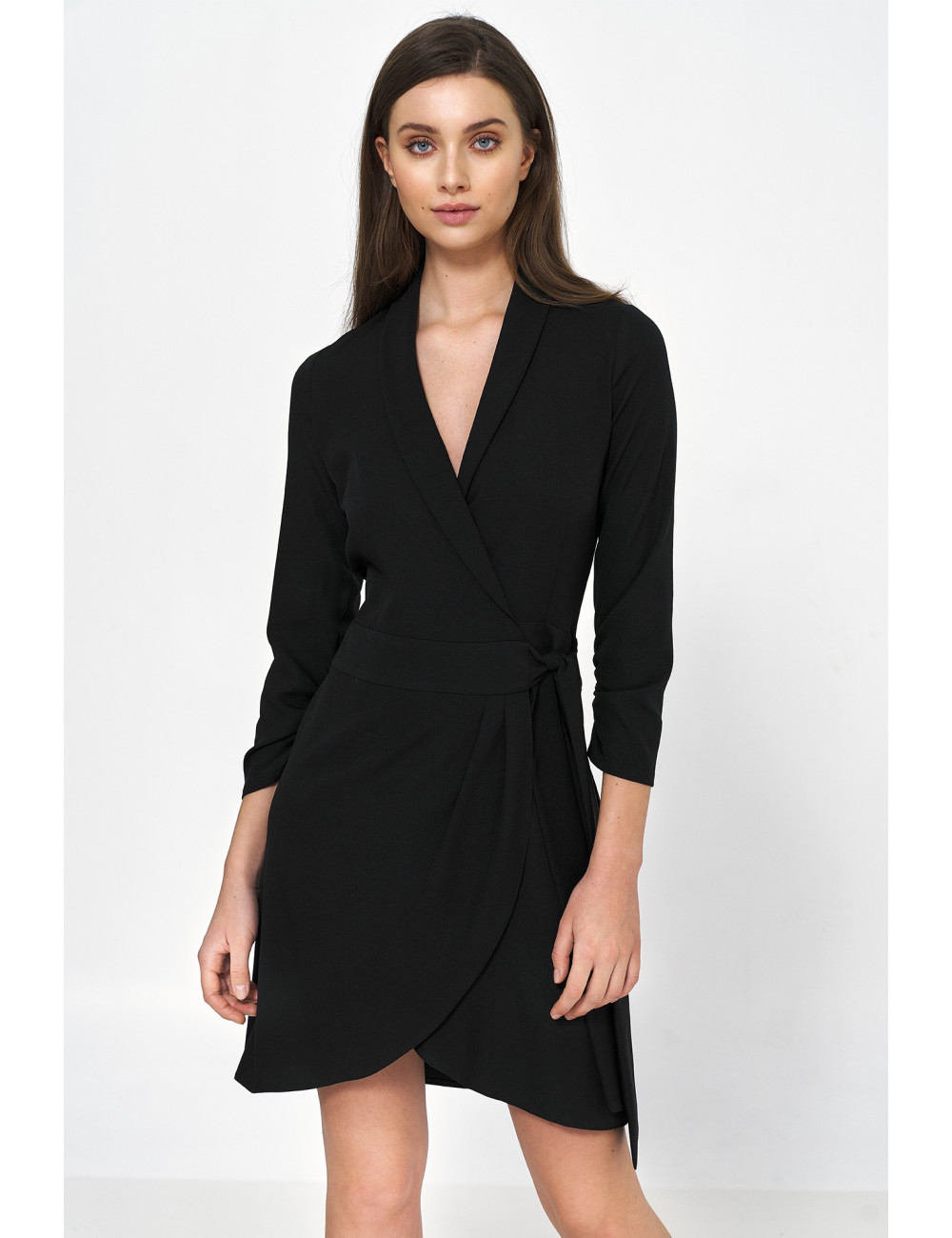 Robe noire avec noeud à la taille 