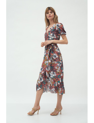 Robe portefeuille dans le style d'un bohème avec des fleurs 