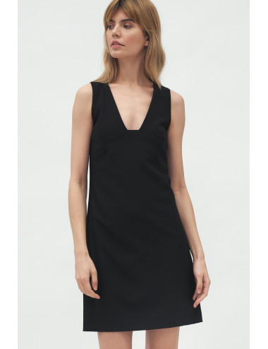 Robe noire avec un décolleté profond 