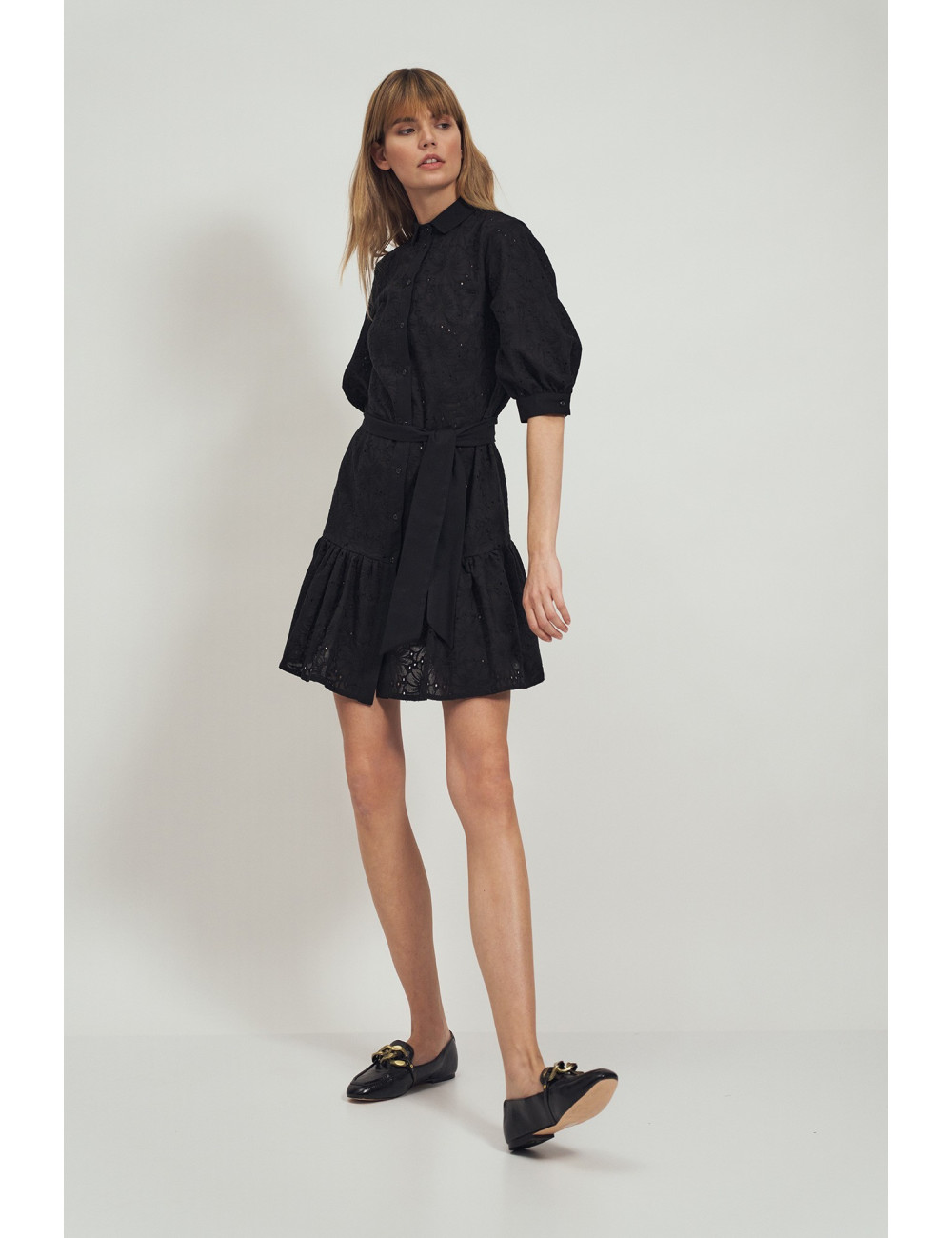 Robe noire en coton à volant 