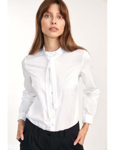 Chemise blanche avec un noeud au cou 