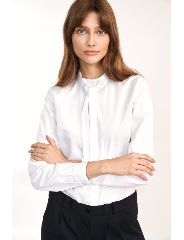 Chemise blanche avec un noeud au cou 