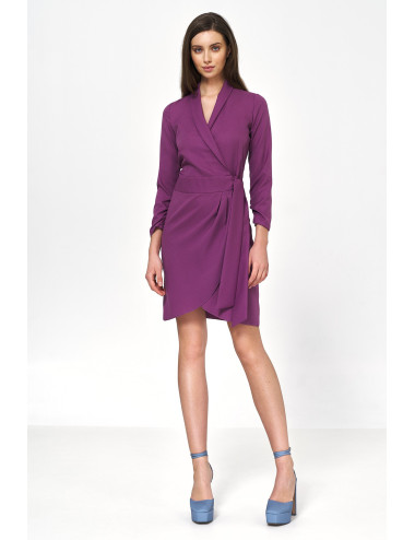 Robe violette avec un noeud à la taille 