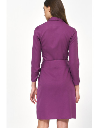 Robe violette avec un noeud à la taille 