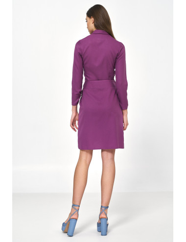 Robe violette avec un noeud à la taille 