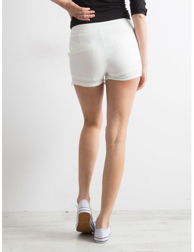 Elegant ecru shorts with pockets 