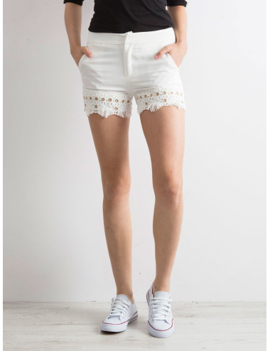 Elegant ecru shorts with pockets 