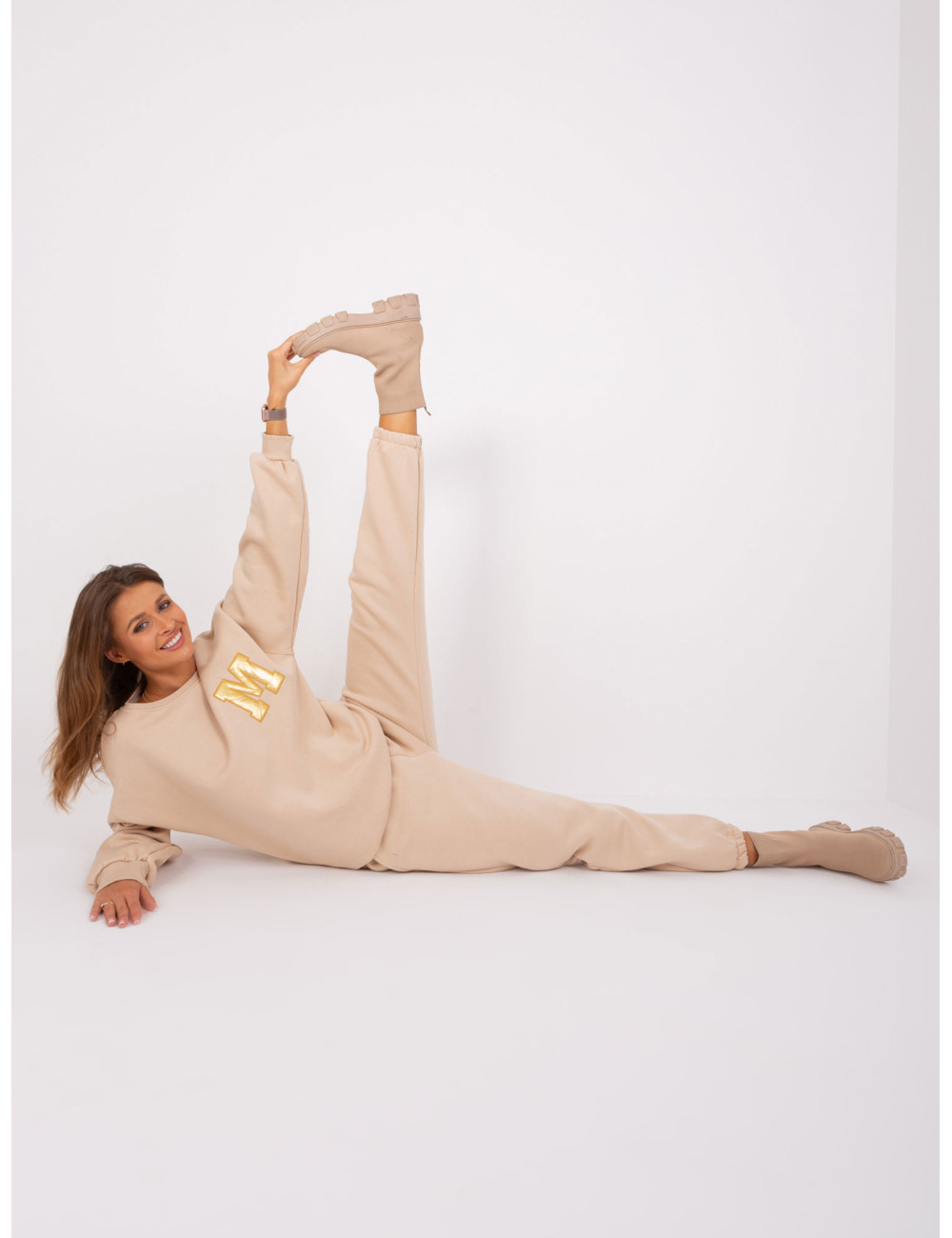 Beige insulated tracksuit with oversize sweatshirt 