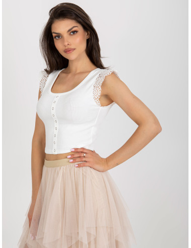 Ecru ribbed blouse with lace at the sleeves 