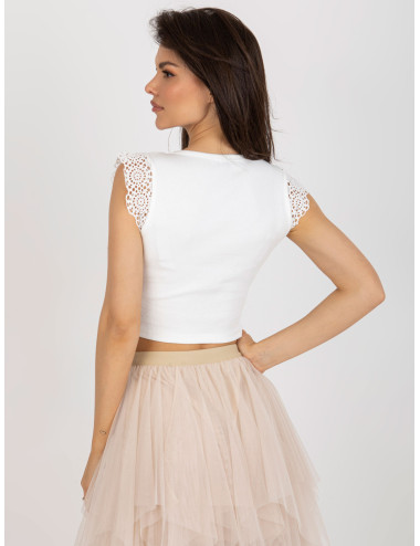 Ecru ribbed blouse with lace at the sleeves 