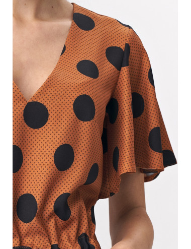 Karmelowa sukienka maxi z rozkloszowanymi rękawami -  grochy 