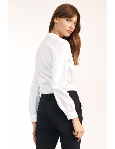 Chemise blanche avec un noeud au cou 